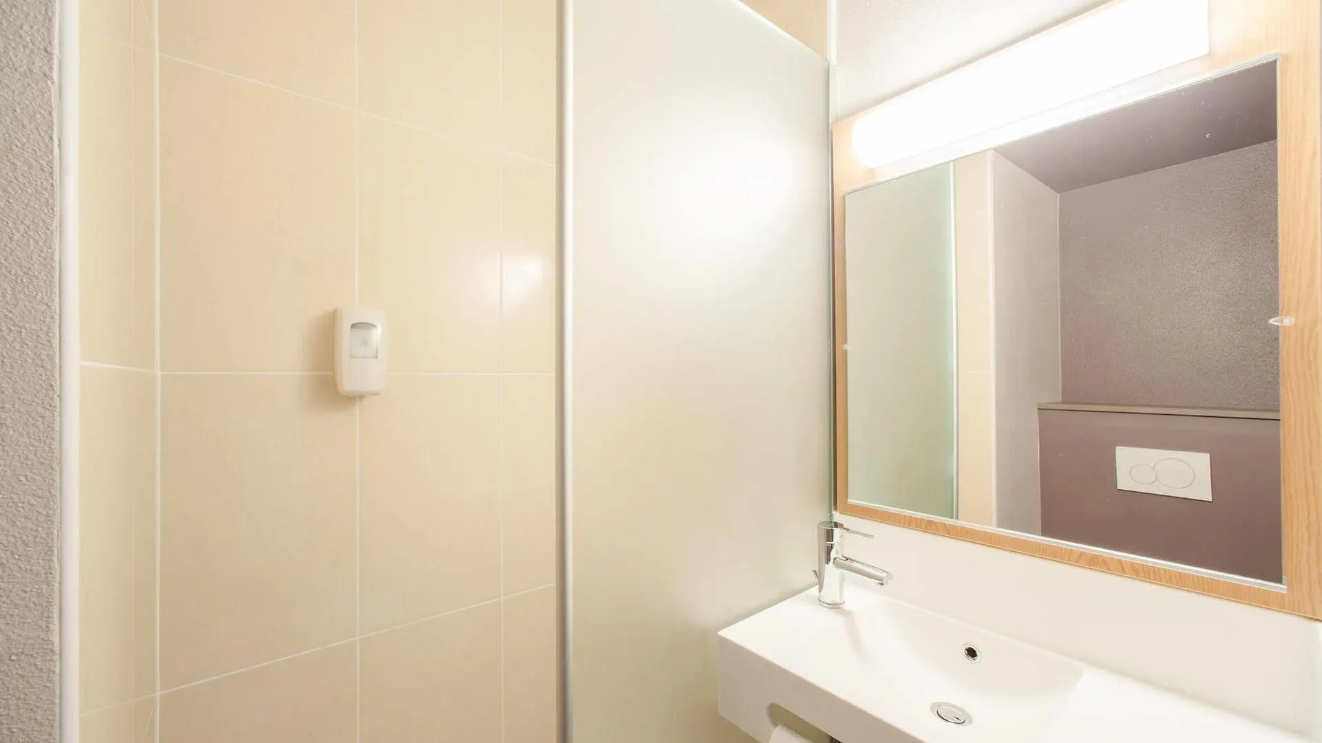 Hotel Porte Des Lilas 2*